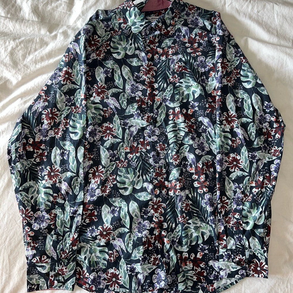 *TOMMY BAHAMA* Floral Button Down